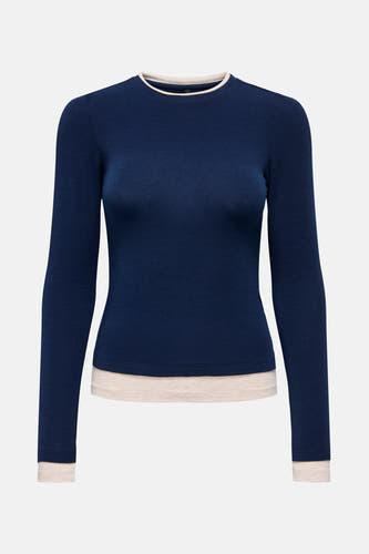 T-shirt bleu à manches longues de ONLY, fini avec un bord crème sur l'encolure, le bas et les manchettes.
