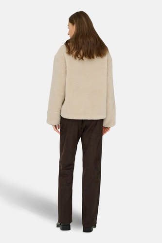 Mauve manteau court de JDY, avec des manches longues et une douce texture, associé à un pantalon marron.