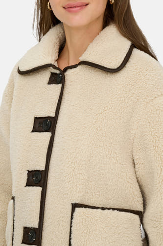Mauve court manteau de JDY avec des accents bruns et une fermeture à boutons.