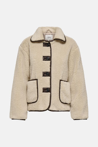 Mauve court manteau de JDY, avec une bordure et des boutons de fermeture à l'avant.