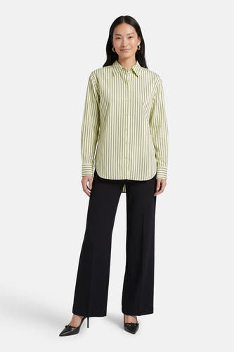 Groen gestreept hemd met lange mouwen van JDY, gedragen met een zwarte pantalon en zwarte pumps.
