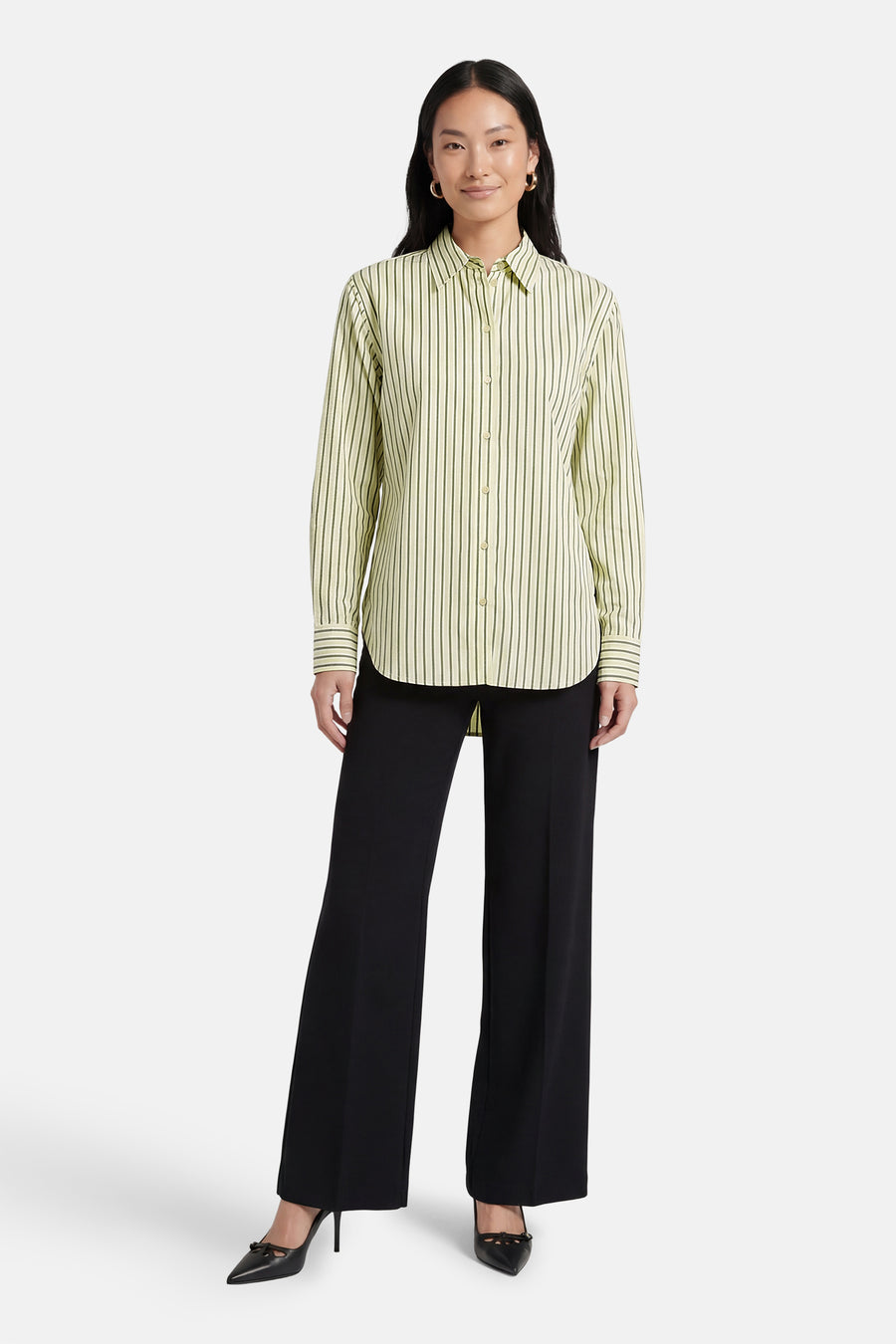 Groen gestreept hemd met lange mouwen van JDY, gedragen met een zwarte pantalon en zwarte pumps.
