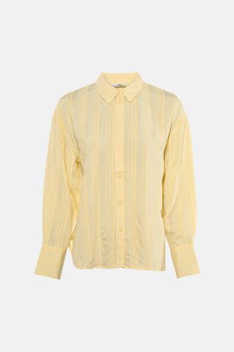 Chemise jaune à manches longues de JDY, avec rayures verticales et pantalon marron.