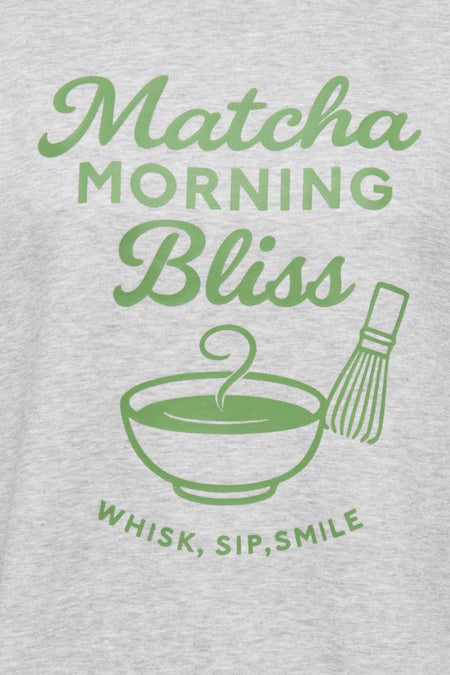 Grijze sweater van ONLY® met een matcha thee ontwerp en de tekst "Whisk, Sip, Smile".
