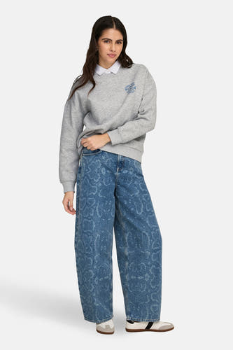 Grijze sweater van ONLY® met ronde hals en lange mouwen, met een kleine blauwe print op de borst.