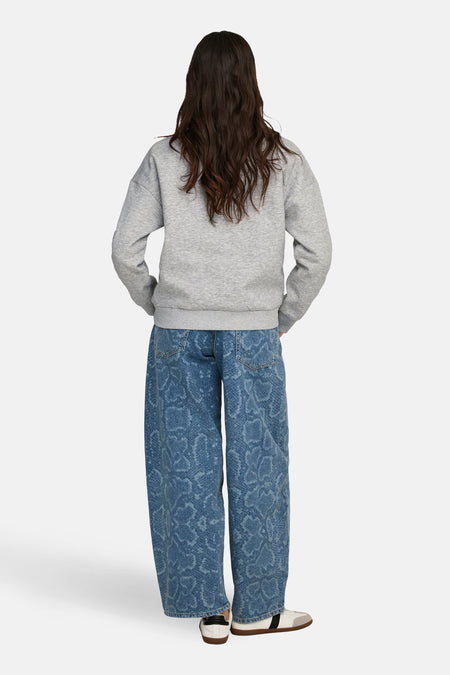 Grijze sweater met ronde hals van ONLY, gezien van achteren, met lange mouwen.