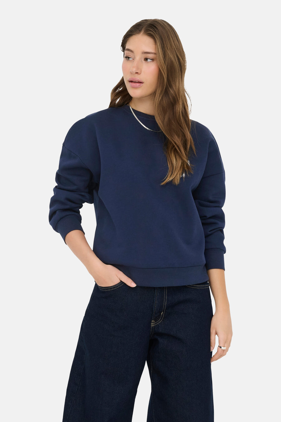 Pull bleu de ONLY, à manches longues, combiné avec un jean foncé et des chaussures marron.