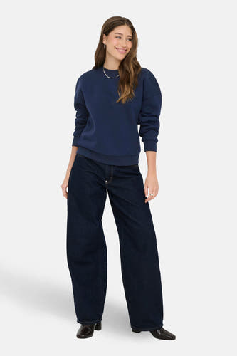 Blauwe sweater van ONLY, met lange mouwen, gecombineerd met donkere jeans en bruine schoenen.