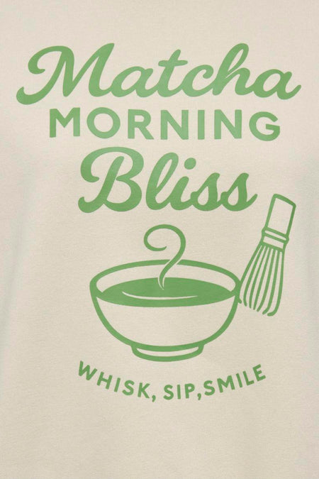 Ecru sweater van ONLY® met groene illustratie van een kop matcha en de tekst "Matcha Morning Bliss".
