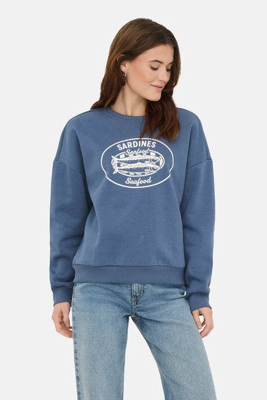 Blauwe sweater van ONLY® met een ronde hals en een grote opdruk van sardientjes.