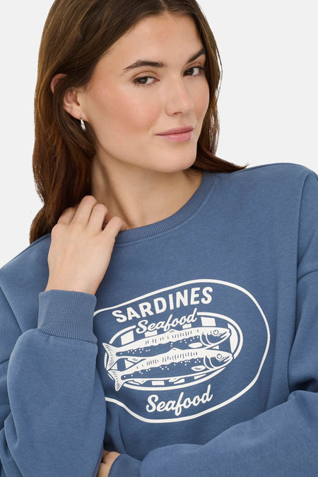 Blauwe sweater met ronde hals van ONLY, met een sardine-seafood print op de voorkant.
