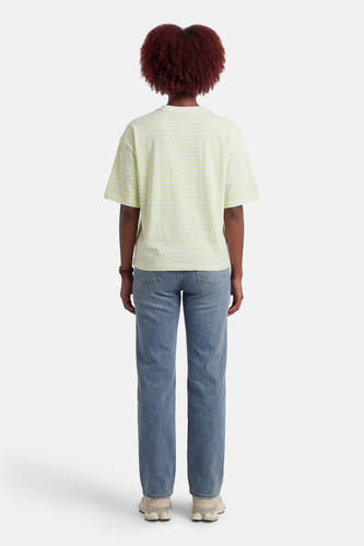 T-shirt vert à manches courtes de JDY, avec un motif à rayures horizontales. Le T-shirt est associé à un jean.