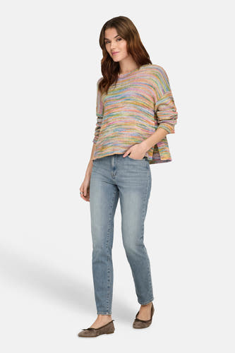 Multikleurige pull met ronde hals van ONLY, met een horizontaal gestreept patroon en lange mouwen, gecombineerd met een jeans en platte schoenen.
