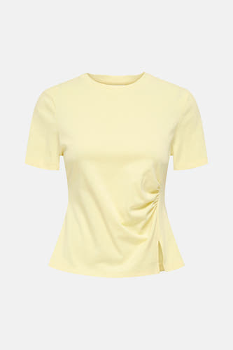 Geel T-shirt met korte mouwen van JDY, met een gedrapeerd detail aan de zijkant en een kleine split.
