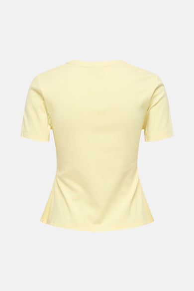 Geel T-shirt met korte mouwen van JDY, met een getailleerde pasvorm en effen design op een witte achtergrond.
