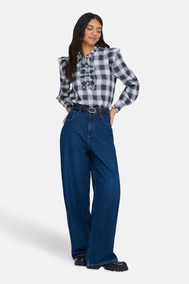Blauw geruite blouse met lange mouwen van ONLY, met ruches en gedragen met wijde, donkerblauwe jeans en zwarte riem.