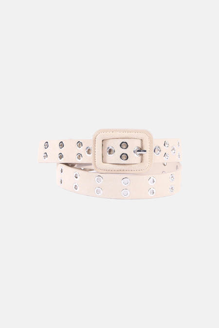Ecru riem van ONLY, met zilverkleurige details en sierlijke ringen.
