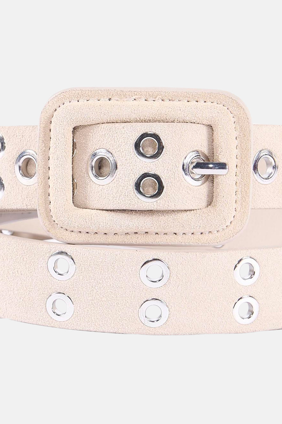 Ecru riem van ONLY met zilverkleurige ringen en een vierkante gesp.
