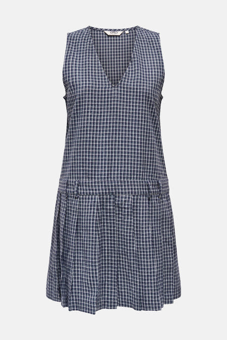 Robe bleue sans manches de ONLY®, avec un motif à carreaux et des plis.