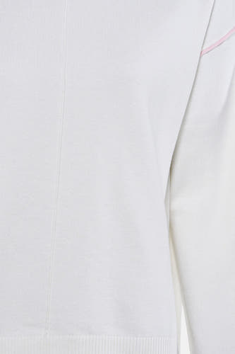 Pull blanc à col rond de JDY, avec une texture tricotée fine et un accent rose sur l'épaule.