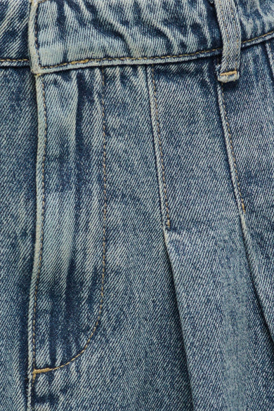 Short blue denim skirt from ONLY, with pleats and stitches, in close-up.