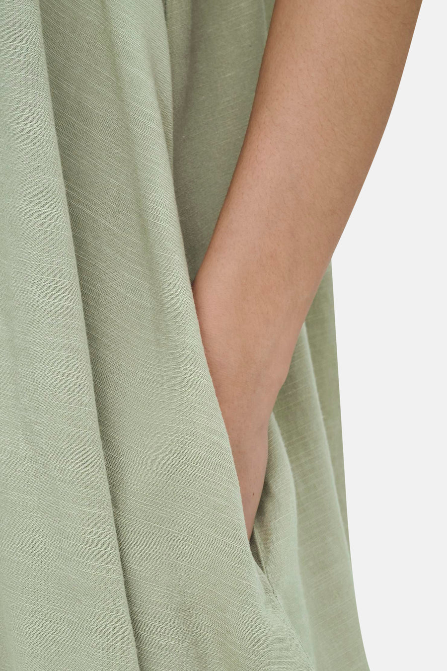 Robe verte à manches courtes de JDY, avec une main dans la poche, en tissu doux.