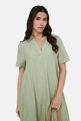 Robe verte à manches courtes de JDY, avec un col et une coupe décontractée.