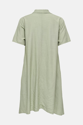 Robe verte à manches courtes de JDY, avec un col et une texture de tissu subtile.