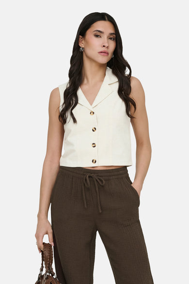 Beige blazer van JDY, met knoopsluiting en reverskraag, gecombineerd met bruine broek met trekkoord.