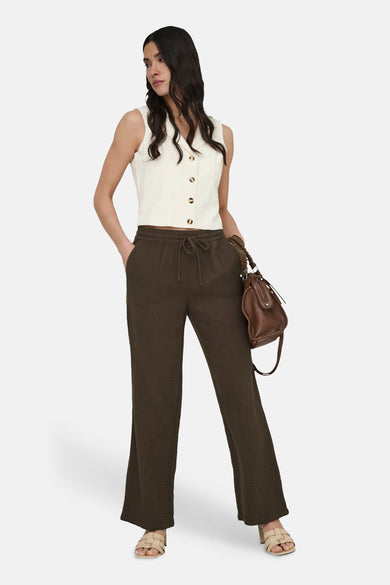 Beige blazer van JDY met knoopsluiting, gecombineerd met een losse broek en een bruine tas.