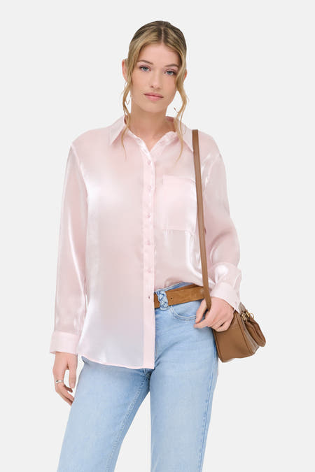 Roze hemd met lange mouwen van ONLY, met bruine riem en tas, gecombineerd met blauwe jeans.