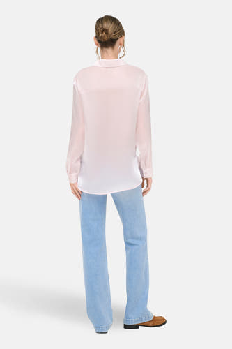 Chemise rose à manches longues d'ONLY, avec une finition brillante, combinée avec un jean bleu et des chaussures marron.