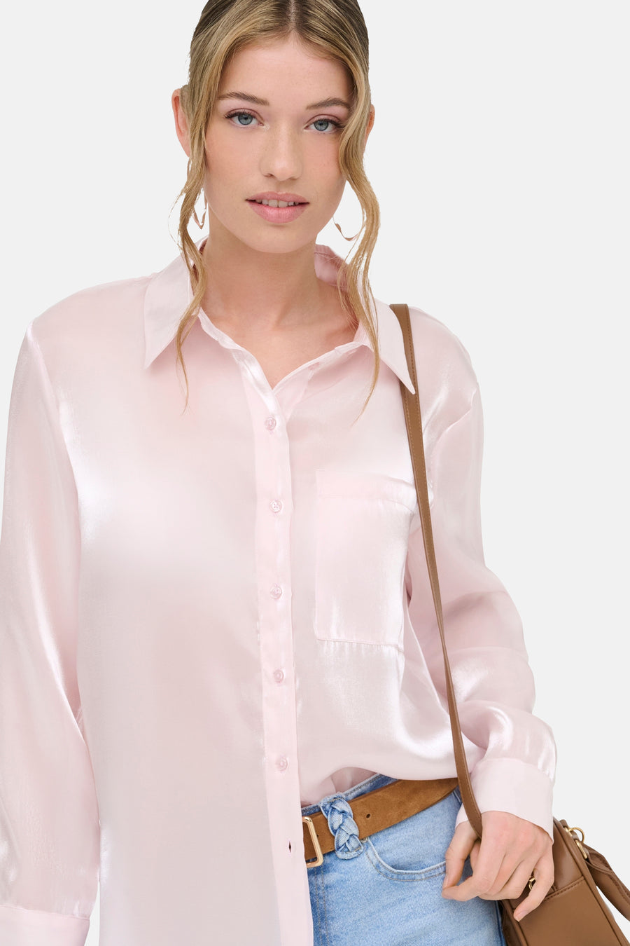Chemise rose à manches longues ONLY, avec une finition brillante, une fermeture boutonnée et une poche poitrine.