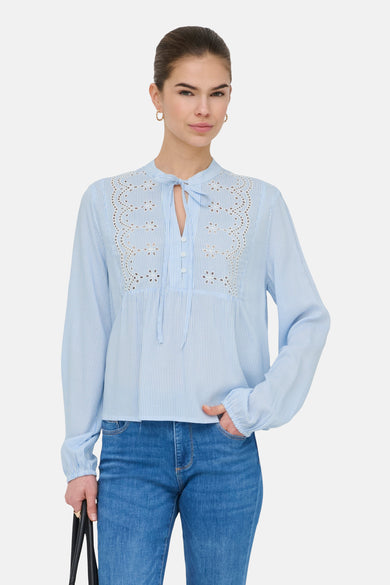 Blauwe blouse met lange mouwen van ONLY, met broderie details en een strik bij de hals.