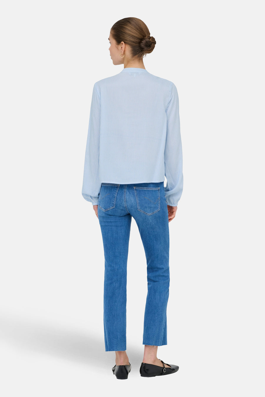 Chemisier bleu à rayures à manches longues de ONLY®, vue arrière, associé à un jean et des chaussures plates.