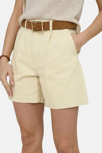 Short plissé beige de JDY, porté avec une ceinture en daim marron et un haut en maille clair.