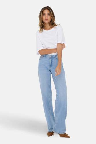 Lichtblauwe denim jeans straight van JDY, gedragen met een wit T-shirt en bruine pumps.