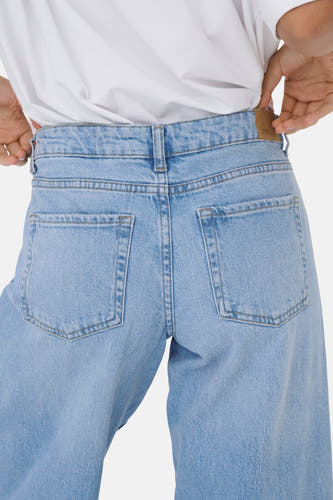 Lichtblauwe denim jeans van JDY, met rechte pijpen en achterzakken.