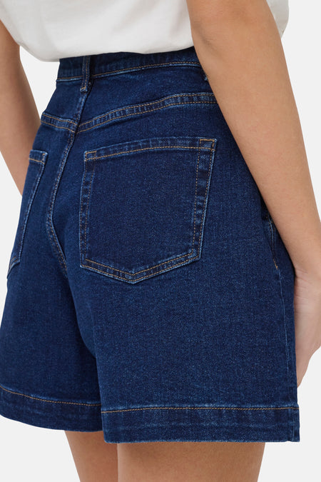 Donkerblauwe denim short van JDY, met rechte achterzakken en bruine stiksels.