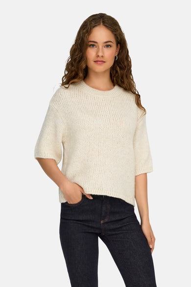 Ecru trui met ronde hals van JDY, met korte mouwen en gedragen met donkere jeans.
