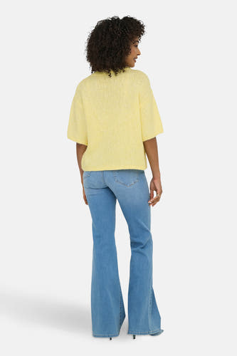 Gele trui met ronde hals van JDY, gedragen met uitlopende jeans.