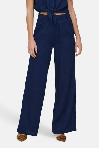 Blauwe broek van ONLY, met wijde pijpen en een strikceintuur.