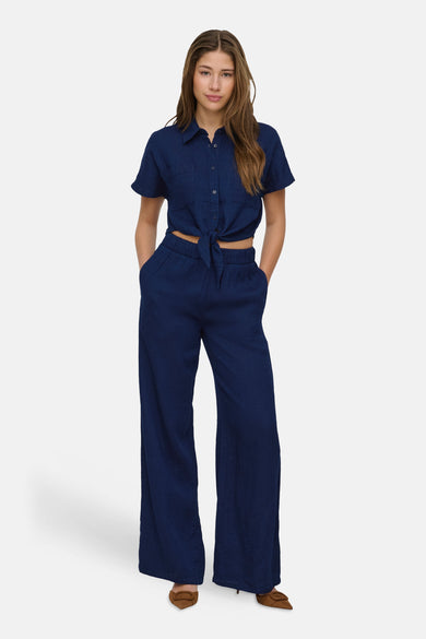 Blauwe broek van ONLY met wijde pijpen en een elastische tailleband.