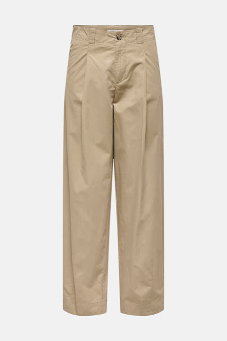 Beige chino van ONLY, met wijde pijpen en plooien aan de voorkant.
