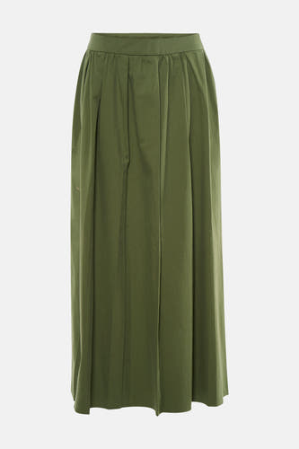 Jupe verte de ONLY, avec des plis et une longue longueur, combinée avec un polo blanc et des chaussures à lacets.