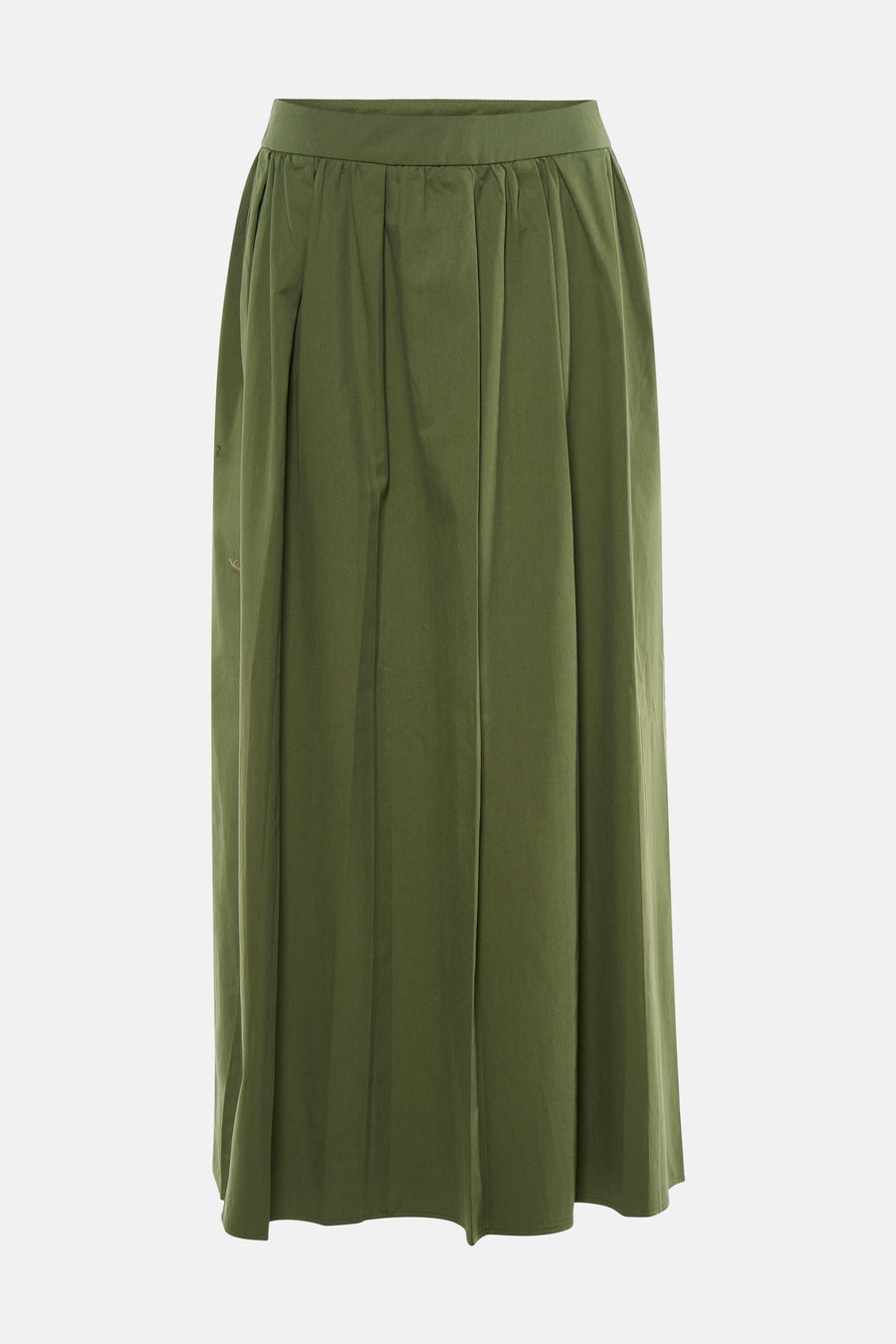 Jupe verte de ONLY, avec des plis et une longue longueur, combinée avec un polo blanc et des chaussures à lacets.