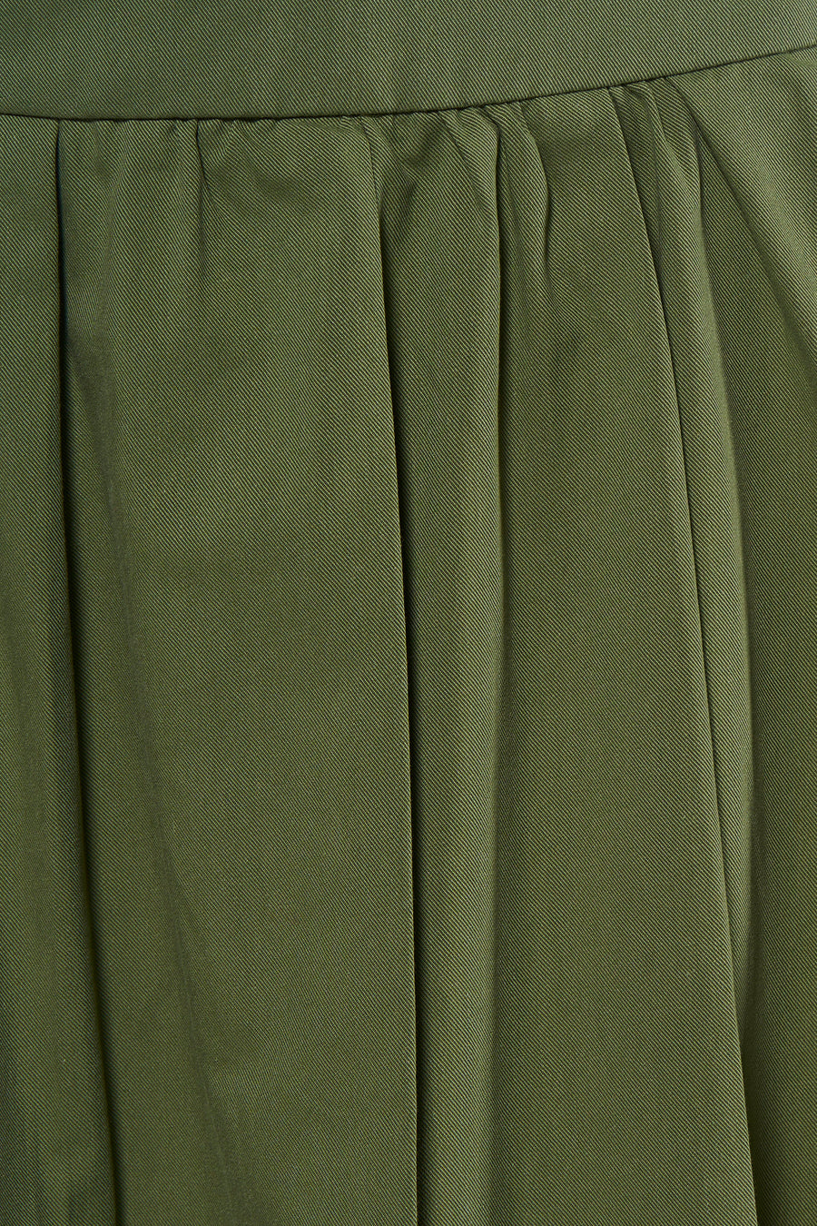 Jupe verte ONLY, avec des plis et une couleur unie.