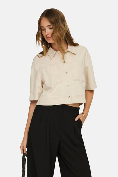 Chemise écru à manches courtes de ONLY, avec fermeture boutonnée et poches plaquées.
