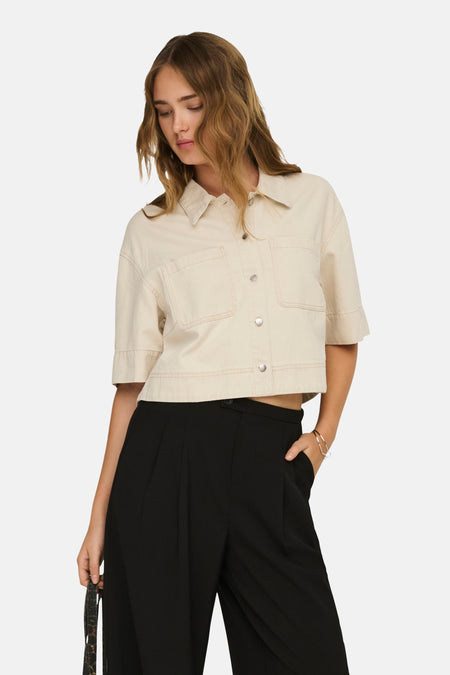 Chemise écru à manches courtes de ONLY, avec fermeture boutonnée et poches plaquées.