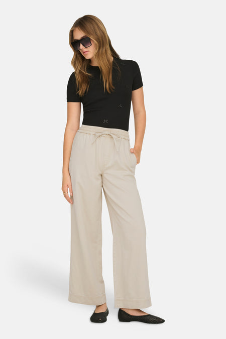 Pantalon écru de ONLY, avec une jambe large et un cordon de serrage à la taille.